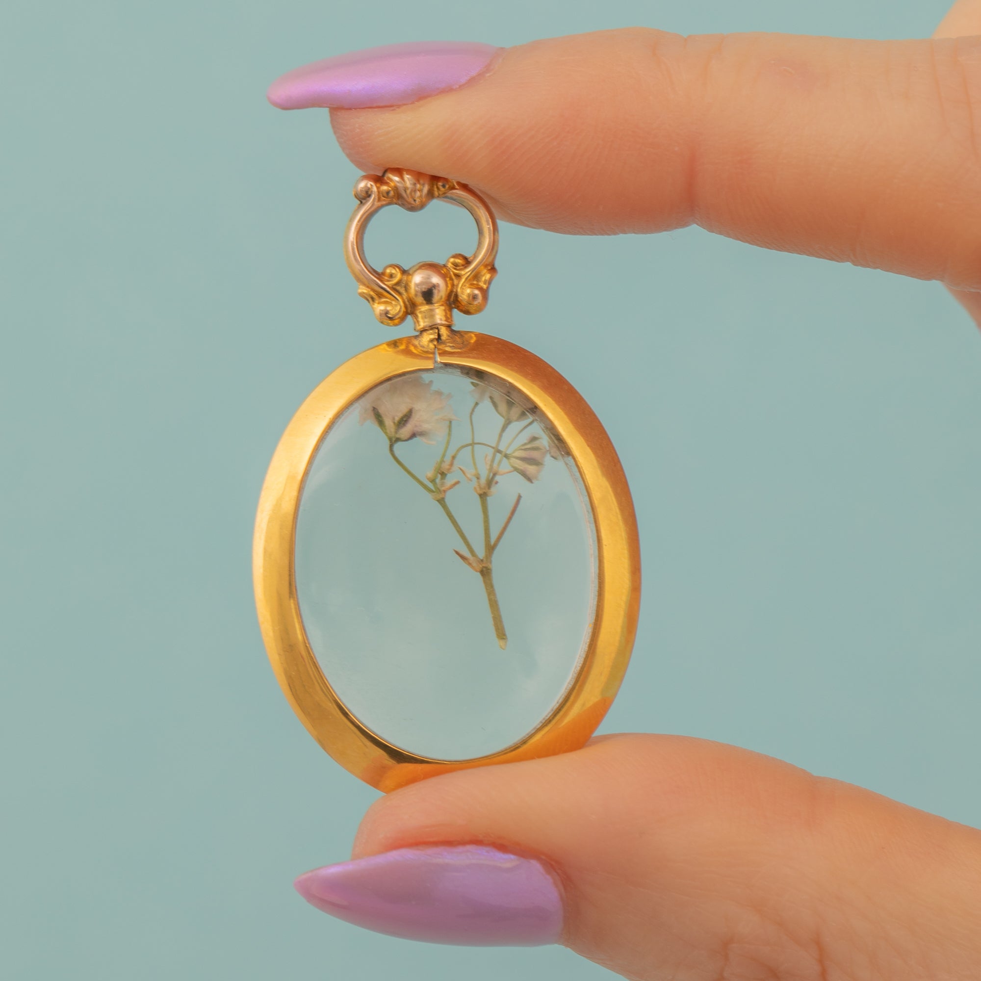 Edwardian 9ct Gold Oval Pressed Flower Locket