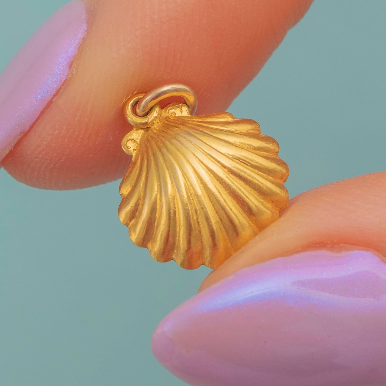 9ct Gold Clam Shell Charm