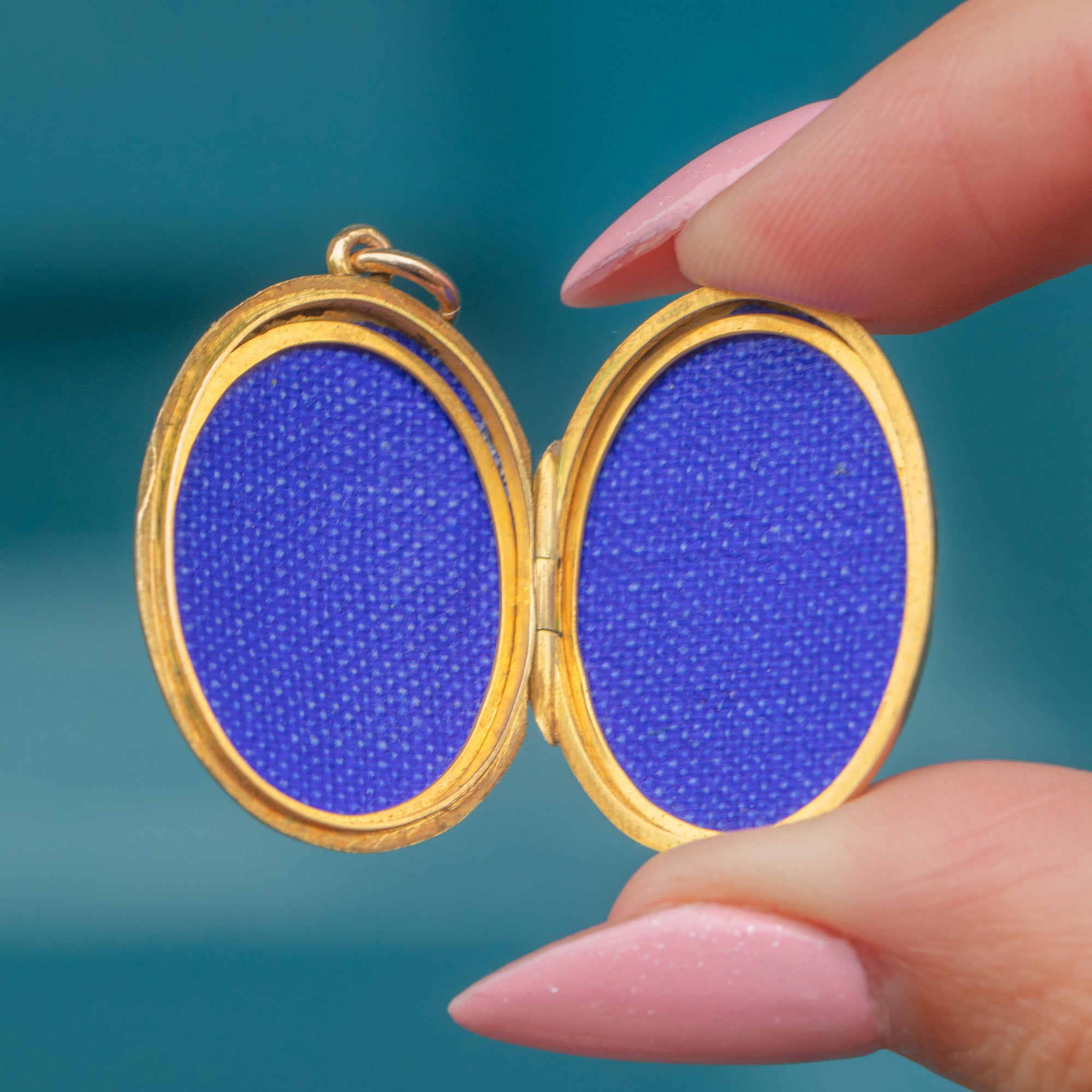 Locket Border Antique Solid 9ct Gold Oval Locket with Engraved Border, c.1924