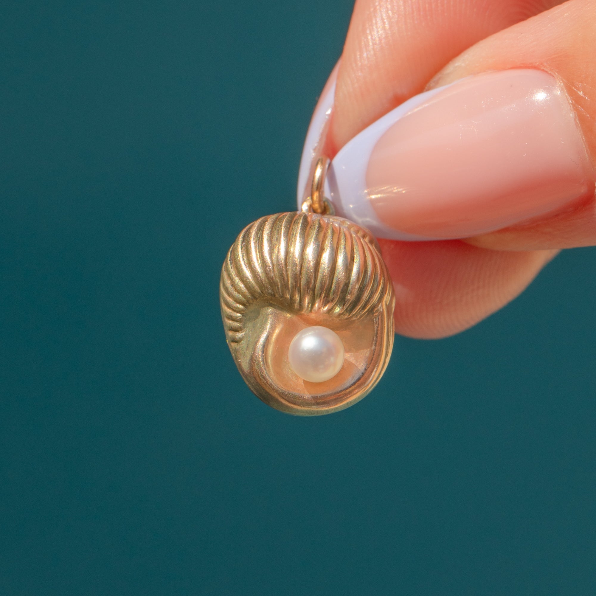 Antique 9ct Gold Pearl Shell Charm