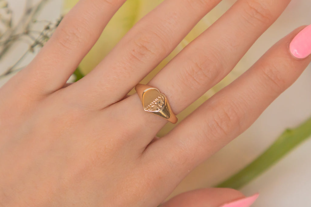 9ct Gold Engraved Heart Signet Ring