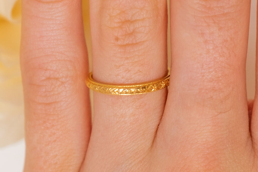 Art Deco 9ct Gold Engraved Wedding Band