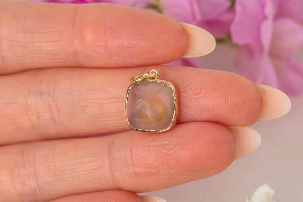 Art Deco 14ct Gold Lilac Chalcedony Sugarloaf Pendant, 3.50ct