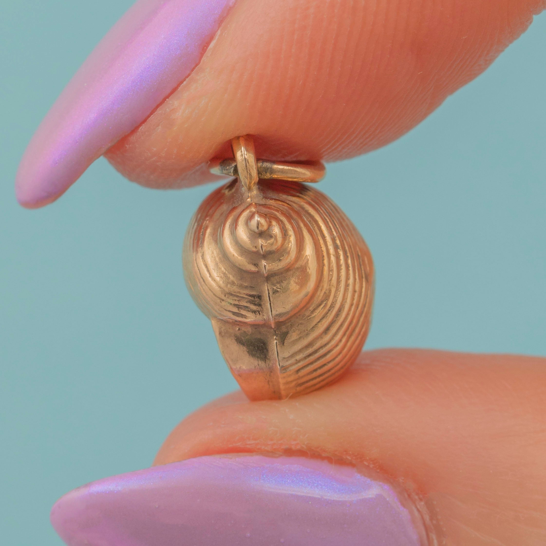 Antique 9ct Gold Pearl Shell Charm