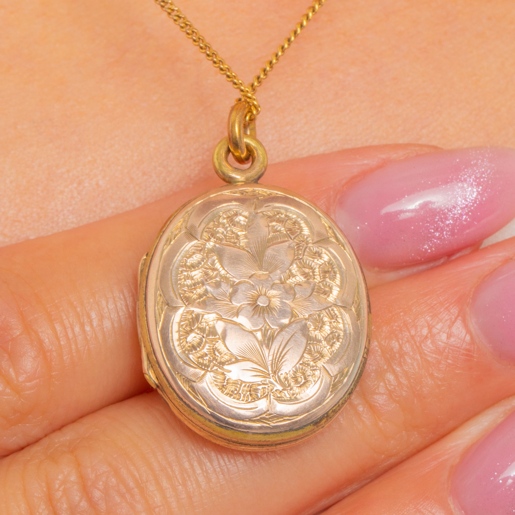 Front Row Locket 9ct Gold Back & Front Oval Flower Engraved Locket