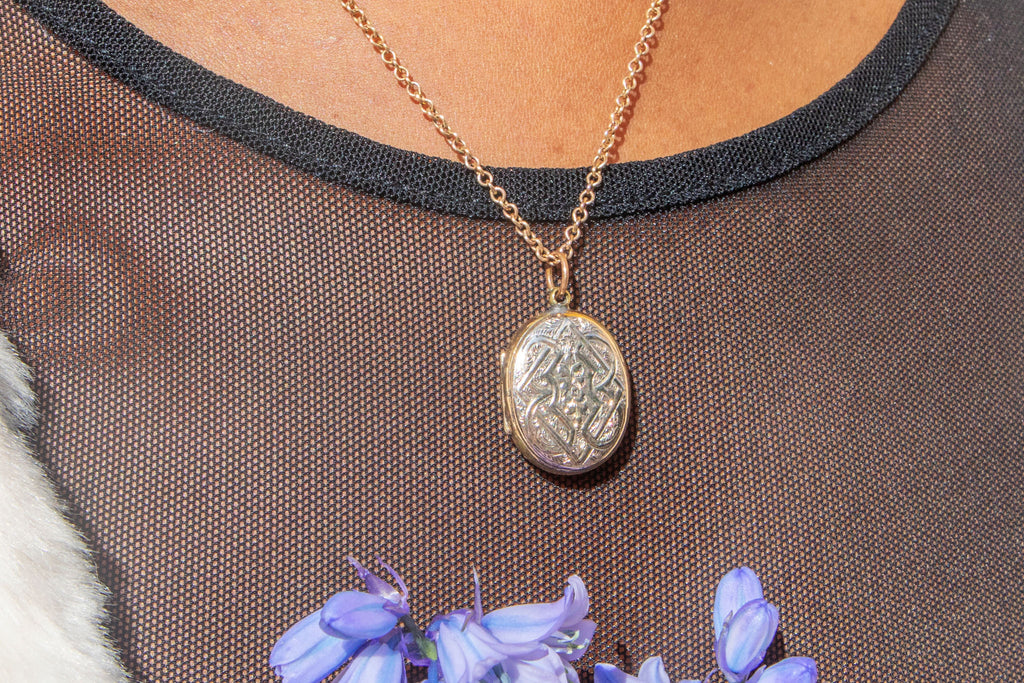 Antique 9ct Gold Engraved "Forget-Me-Not" Oval Locket