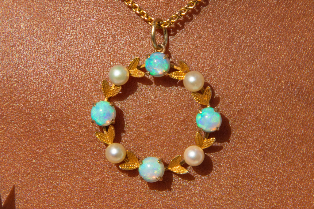 9ct Gold Opal Pearl Round Pendant - 2.00ct Opal