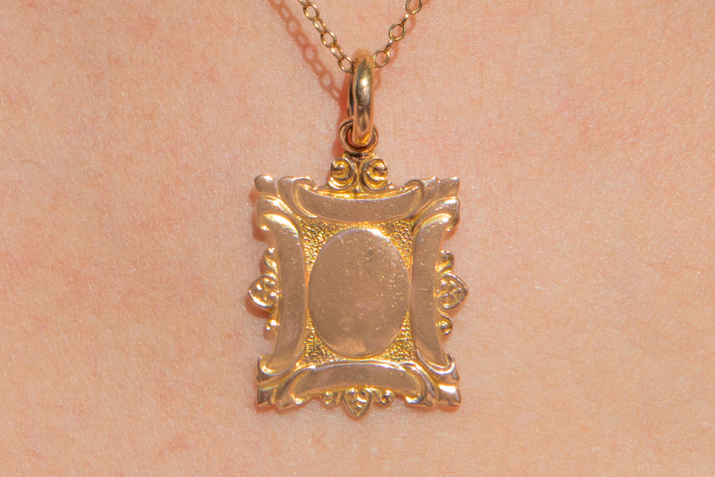 1920s 9ct Gold "Fleur De Lis" Rectangular Pendant, 4.2g