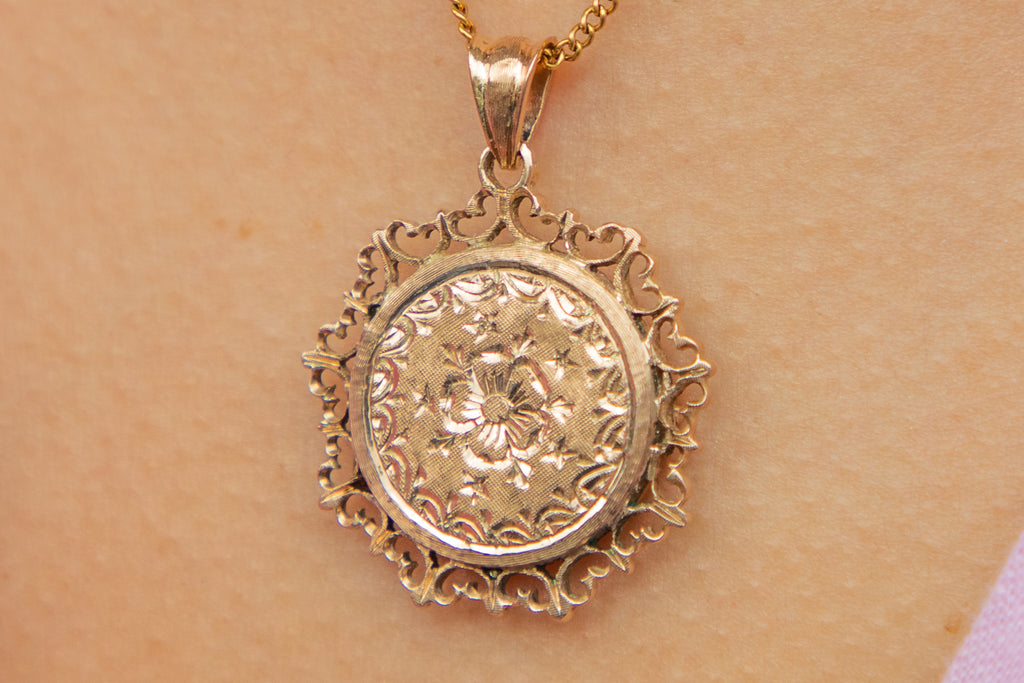 9ct Gold Engraved 'Forget-Me-Not' Locket