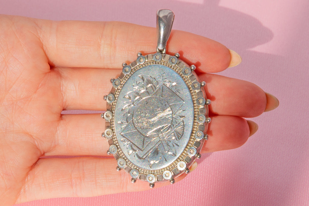 Victorian Aesthetic Sterling Silver Locket c.1880 (19g)