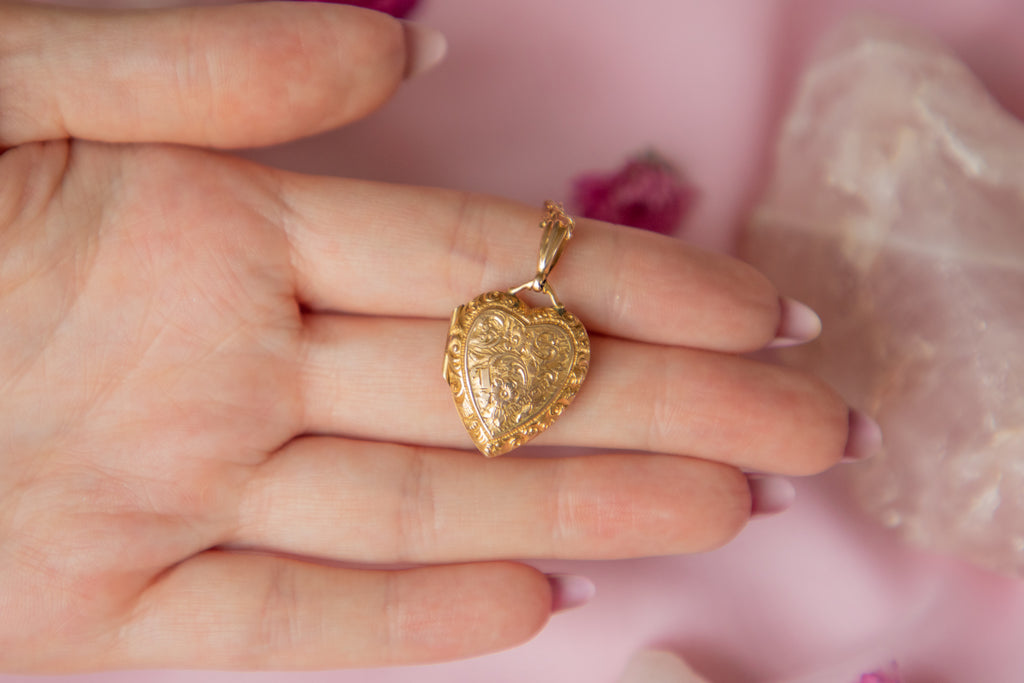 Edwardian 9ct Gold Engraved Heart Locket & 18" 9ct Gold Belcher Chain